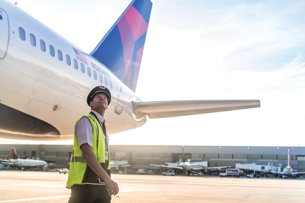 达美航空公司停机坪上飞行员的工资来源是达美航空