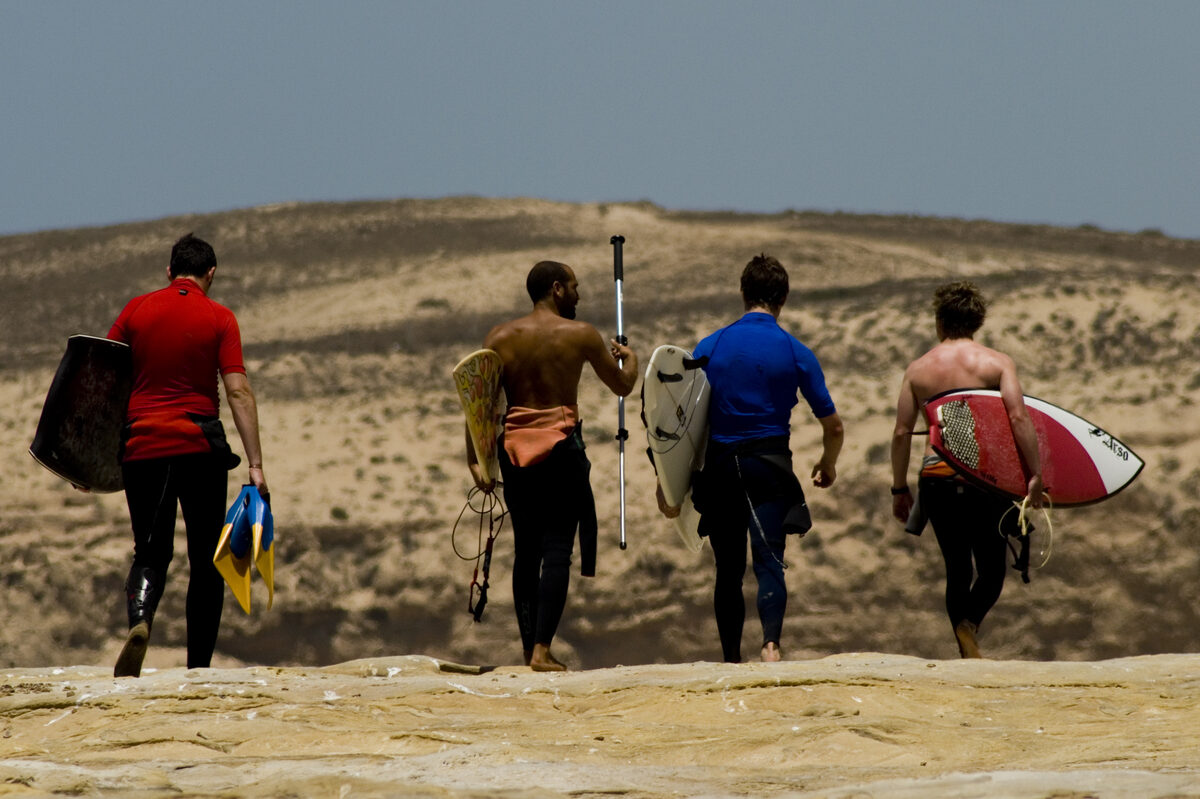 摩洛哥的一群冲浪者